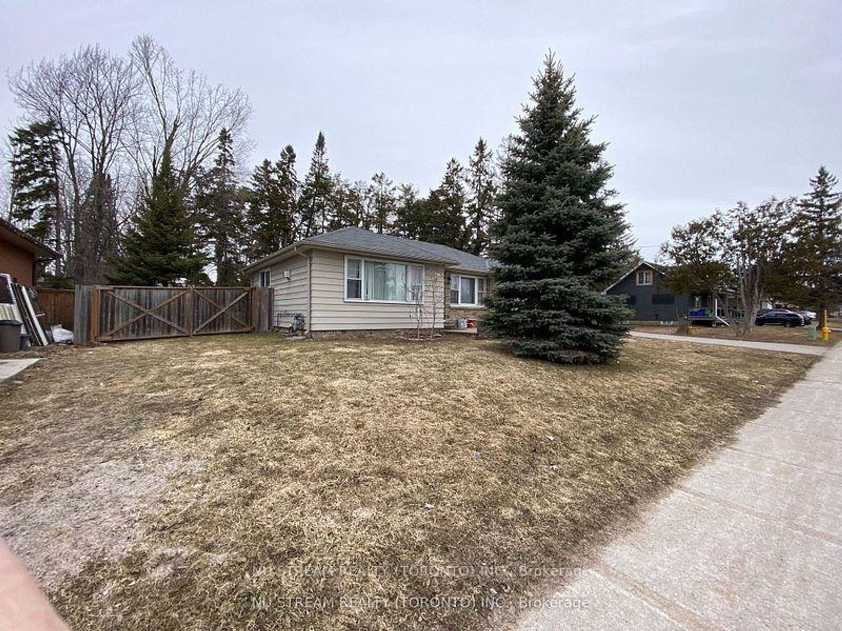 540 Big Bay Point Road, Painswick North, Barrie photo number 2