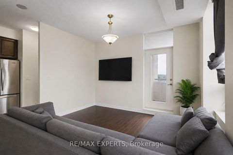 Photo 10 at 614 - 9225 Jane Street, Maple, Vaughan