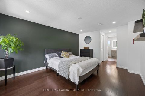 Photo 15 at 1040 Birchwood Drive, College Manor, Newmarket