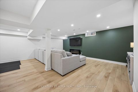 Photo 25 at 1040 Birchwood Drive, College Manor, Newmarket