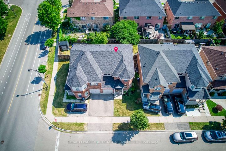 Photo 2 at 916 McNair Circle, BE Beaty, Milton