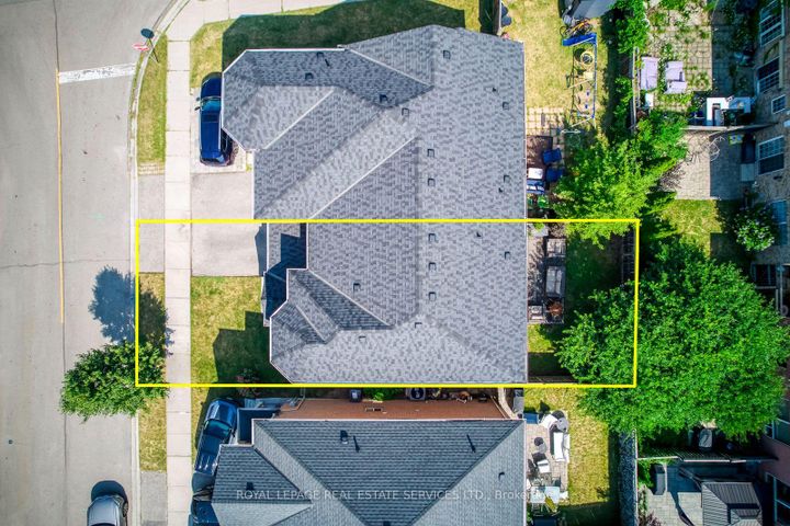Photo 3 at 916 McNair Circle, BE Beaty, Milton