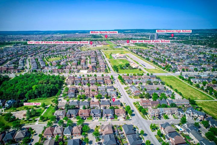 Photo 5 at 916 McNair Circle, BE Beaty, Milton