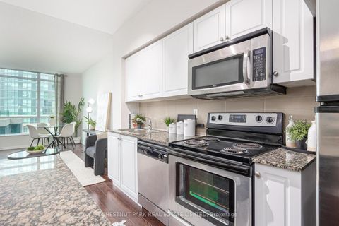 Photo 10 at 808 - 215 Fort York Boulevard, Niagara, Toronto