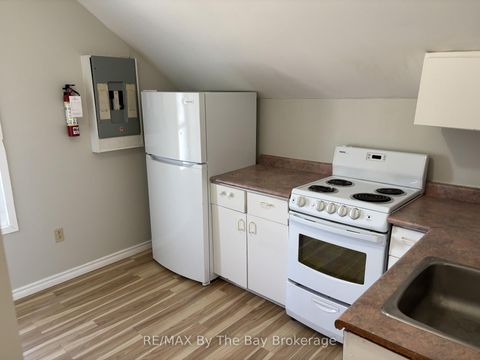 Photo 8 at 13 HENRY Street, Queen's Park, Barrie
