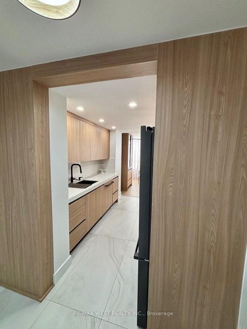 Photo 8 at 1408 - 7 Townsgate Drive, Yorkhill, Vaughan