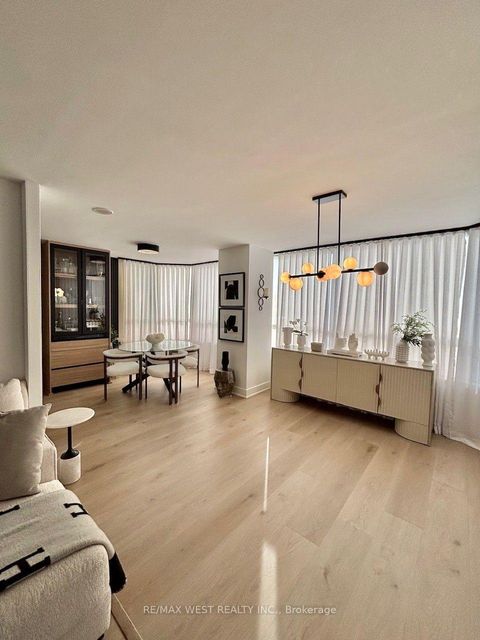 Photo 15 at 1408 - 7 Townsgate Drive, Yorkhill, Vaughan