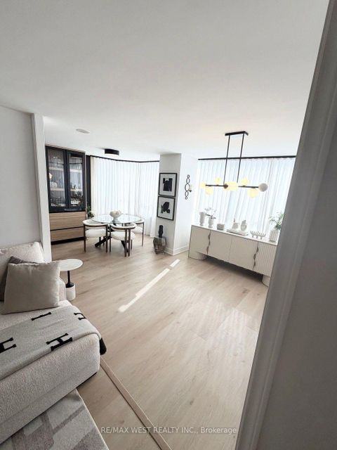 Photo 17 at 1408 - 7 Townsgate Drive, Yorkhill, Vaughan