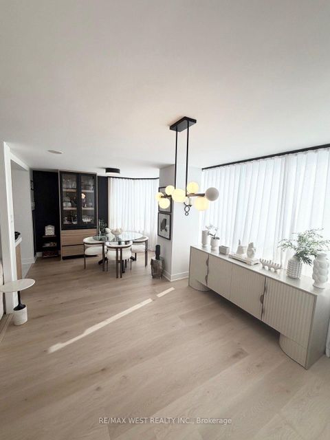 Photo 18 at 1408 - 7 Townsgate Drive, Yorkhill, Vaughan