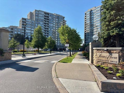 Photo 22 at 1408 - 7 Townsgate Drive, Yorkhill, Vaughan