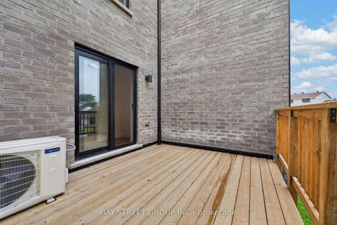Photo 18 at 29 Calamint Lane, L'Amoreaux, Toronto