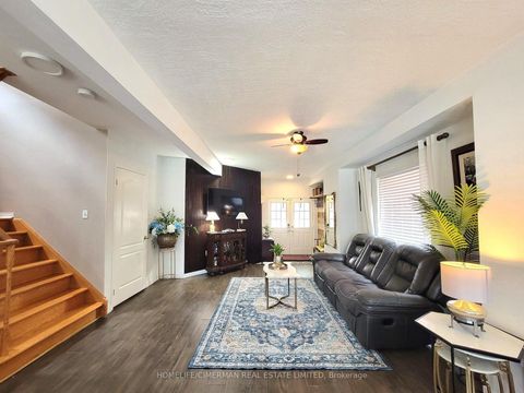 Photo 2 at 256 Mcbride Crescent, Summerhill Estates, Newmarket