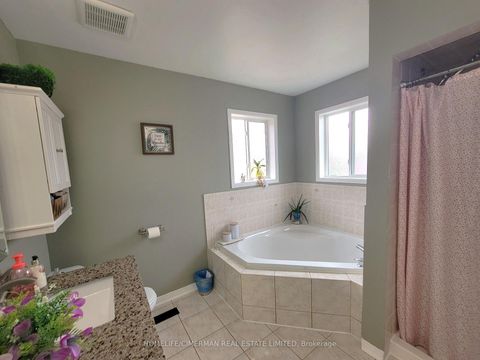 Photo 13 at 256 Mcbride Crescent, Summerhill Estates, Newmarket
