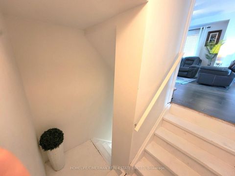 Photo 21 at 256 Mcbride Crescent, Summerhill Estates, Newmarket