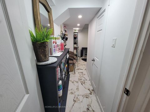 Photo 24 at 256 Mcbride Crescent, Summerhill Estates, Newmarket