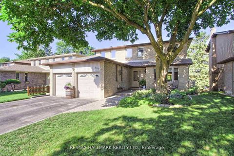 Photo 2 at 865 Arnold Crescent, College Manor, Newmarket
