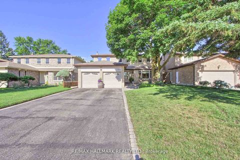 Photo 3 at 865 Arnold Crescent, College Manor, Newmarket