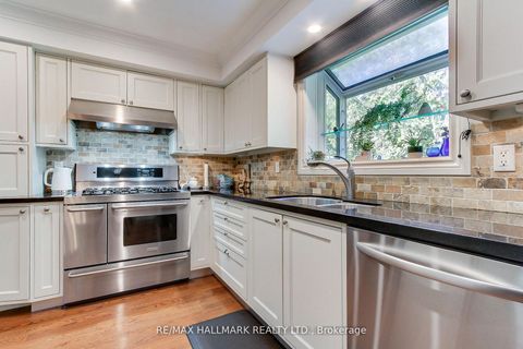 Photo 13 at 865 Arnold Crescent, College Manor, Newmarket