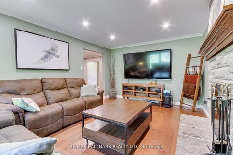 Photo 19 at 865 Arnold Crescent, College Manor, Newmarket