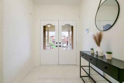 Photo 3 at 4 Cypress Point Street, Ardagh, Barrie