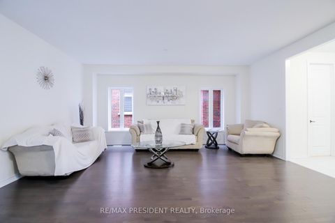 Photo 9 at 4 Cypress Point Street, Ardagh, Barrie