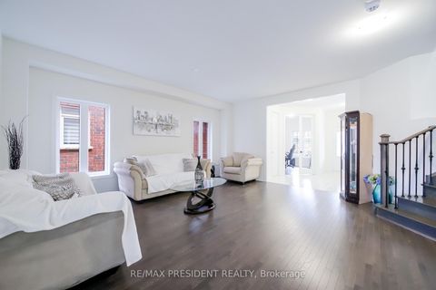 Photo 10 at 4 Cypress Point Street, Ardagh, Barrie