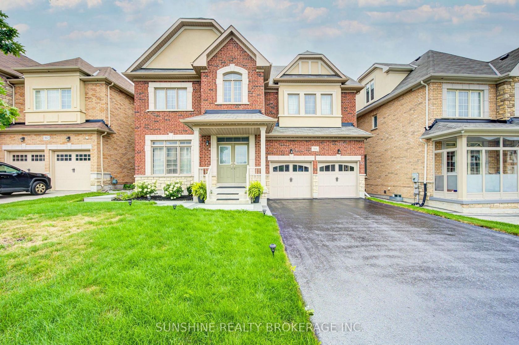966 Sherman Brock Circle, Wyndham, Newmarket photo number 2