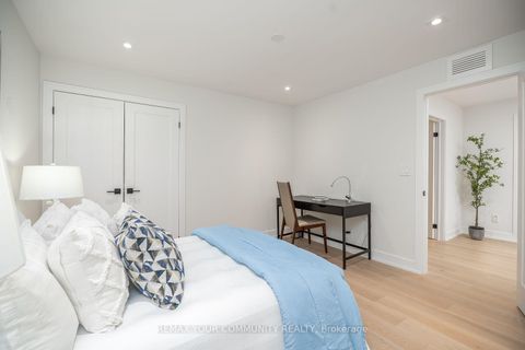 Photo 33 at 354 Bessborough Drive, Leaside, Toronto
