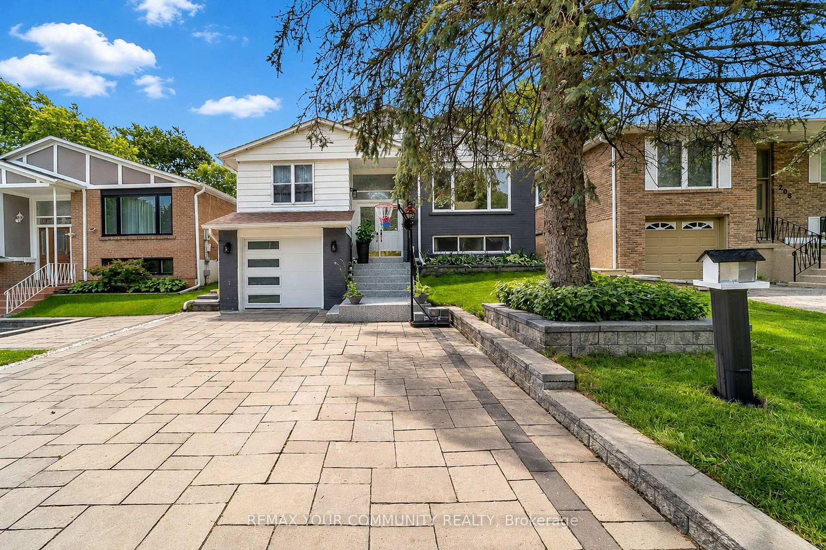 210 Currey Crescent, Central Newmarket, Newmarket photo number 2