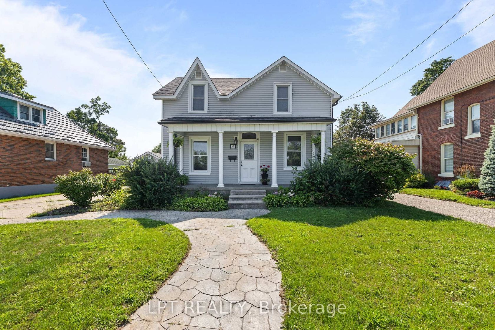 52 Parkside Drive E, Queen