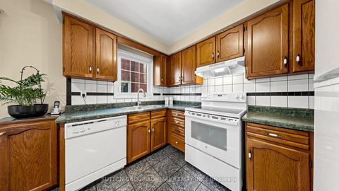 Photo 8 at 18 Richbell Street, Brownridge, Vaughan