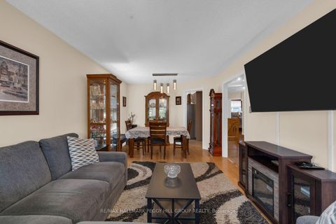 Photo 6 at 9 Stephanie Lane, Painswick South, Barrie