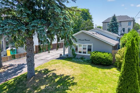 Photo 2 at 51 Knowles Crescent, Aurora Highlands, Aurora