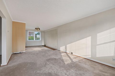 Photo 2 at 15 Robson Place, Newtonbrook West, Toronto