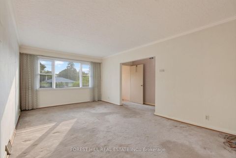 Photo 4 at 15 Robson Place, Newtonbrook West, Toronto