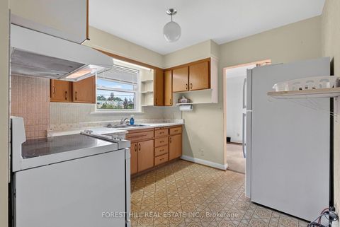 Photo 7 at 15 Robson Place, Newtonbrook West, Toronto