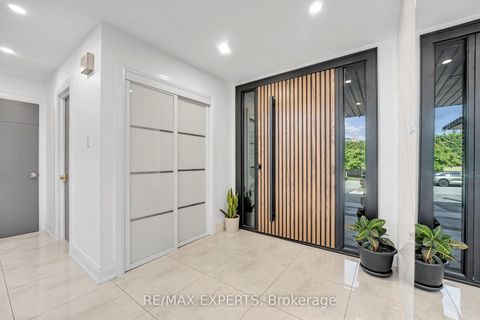 Photo 3 at 212 Bordeaux Drive, East Woodbridge, Vaughan