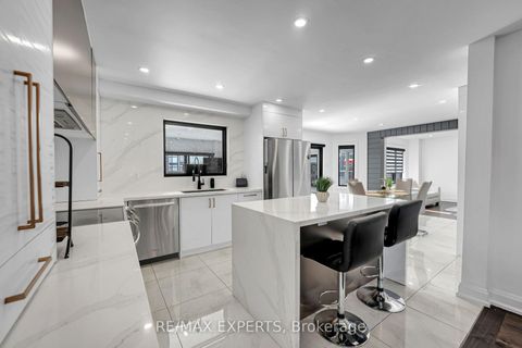 Photo 13 at 212 Bordeaux Drive, East Woodbridge, Vaughan