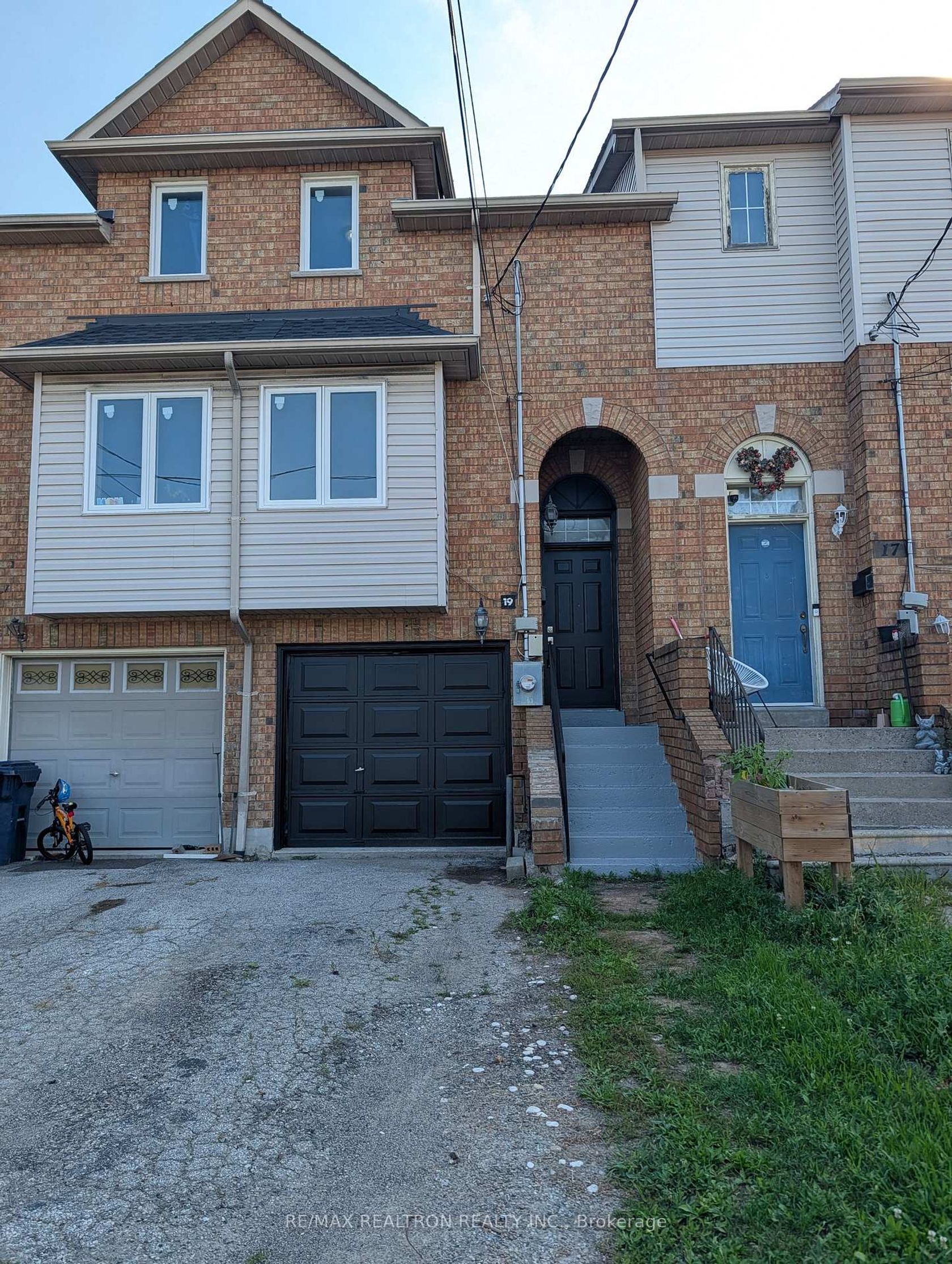 19 WARNER Avenue, Victoria Village, Toronto photo 7