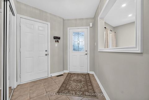 Photo 3 at 83 Royal Ridge Crescent, Maple, Vaughan