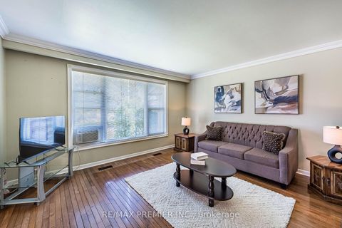 Photo 2 at 5 Valois Court, Beaumonde Heights, Toronto