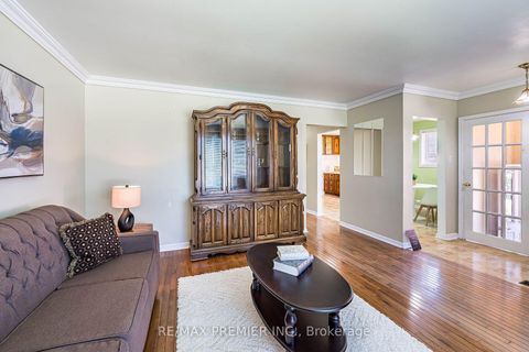 Photo 4 at 5 Valois Court, Beaumonde Heights, Toronto
