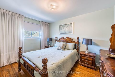 Photo 8 at 5 Valois Court, Beaumonde Heights, Toronto