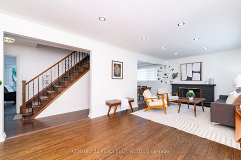 Photo 2 at 6 Donna Court, Newtonbrook East, Toronto