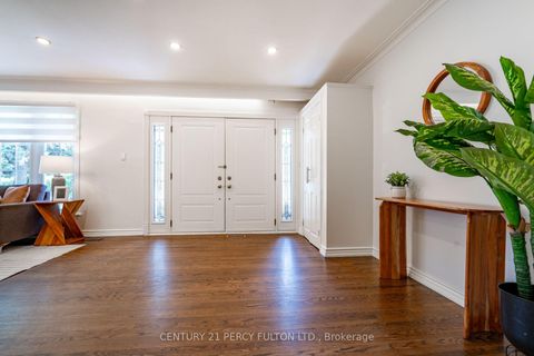 Photo 3 at 6 Donna Court, Newtonbrook East, Toronto