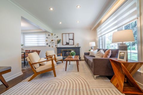 Photo 5 at 6 Donna Court, Newtonbrook East, Toronto