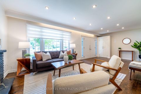 Photo 7 at 6 Donna Court, Newtonbrook East, Toronto