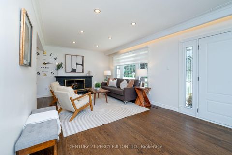 Photo 8 at 6 Donna Court, Newtonbrook East, Toronto