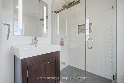 Photo 25 at 162 Corner Brook Crescent, Vellore Village, Vaughan