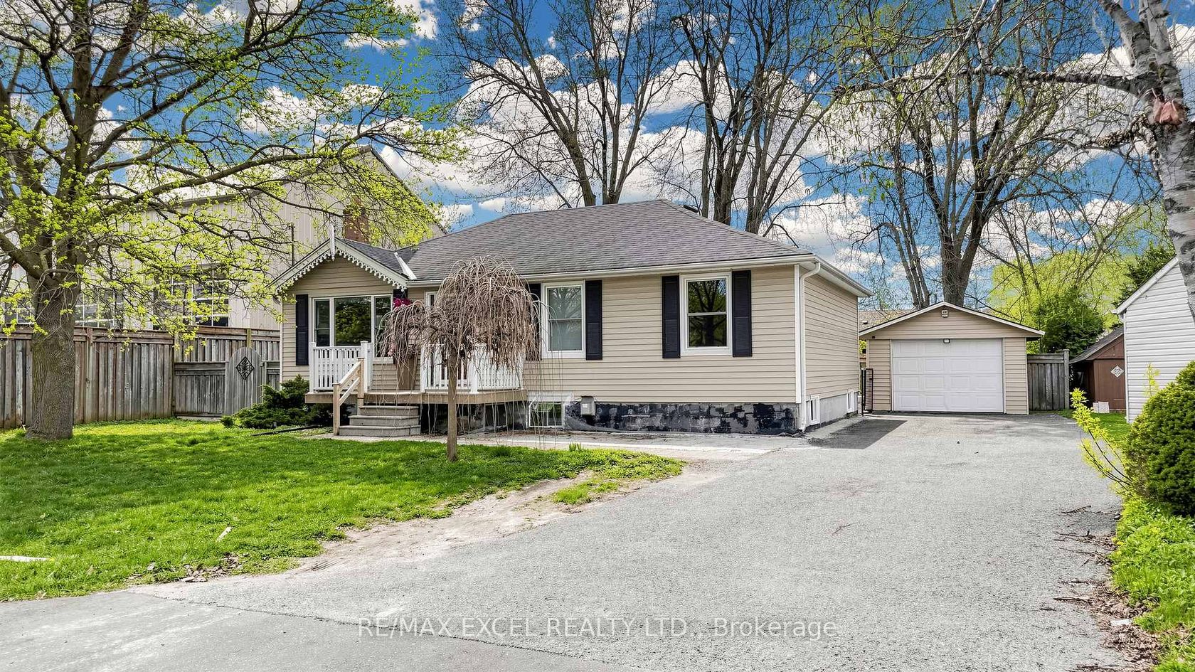 2 Hughes Street, Oak Ridges, Richmond Hill photo number 2